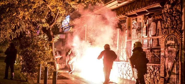 Κουκουλοφόροι έριξαν βόμβες μολότοφ εναντίον των ΜΑΤ στα Εξάρχεια – Αλλαξαν σημείο επίθεσης